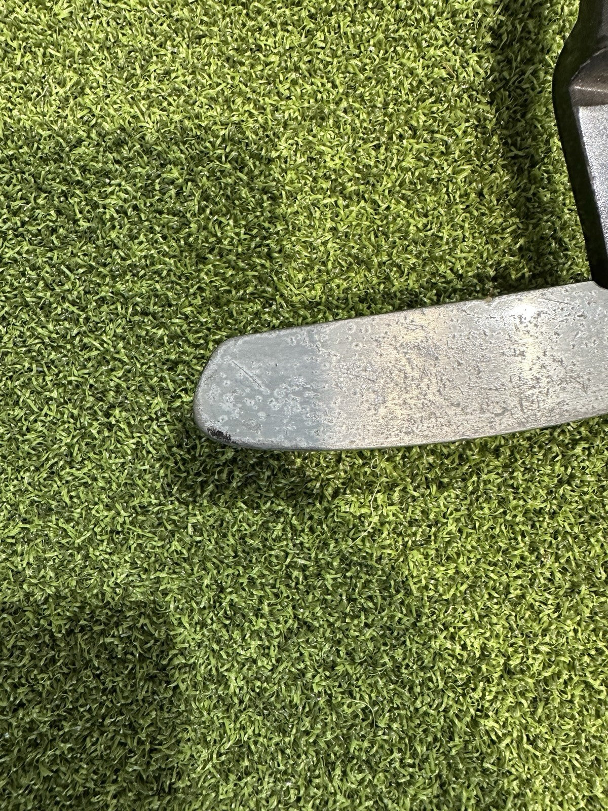 Momentus Golf Putting Training Aid 34” Right Hand