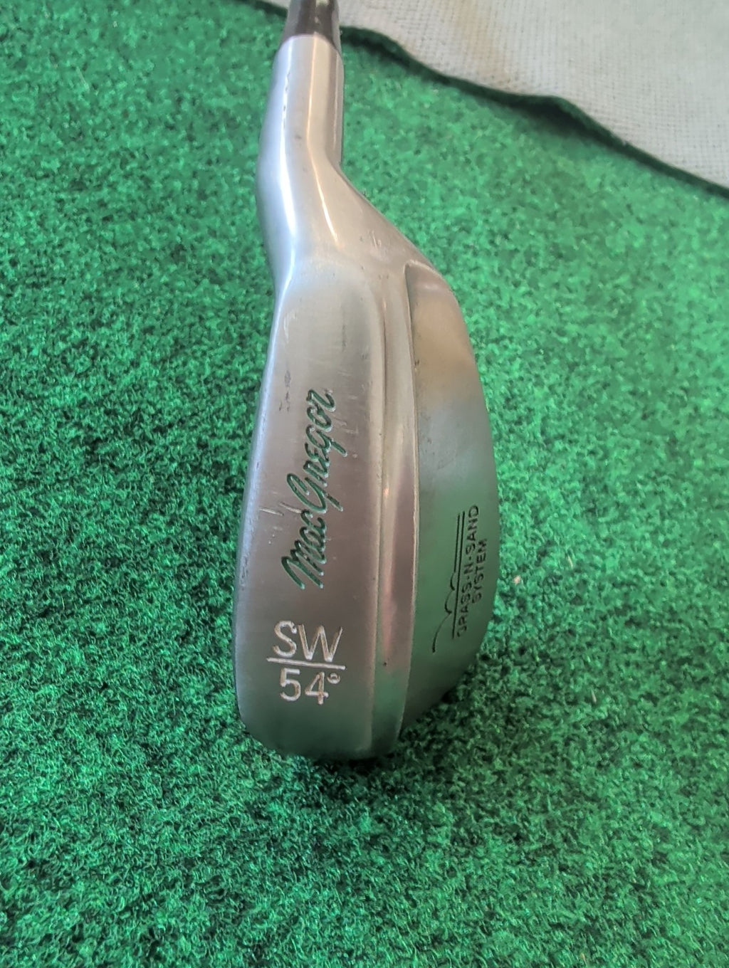MacGregor Grass-N-Sand System 54° Sand Wedge with Training Grip